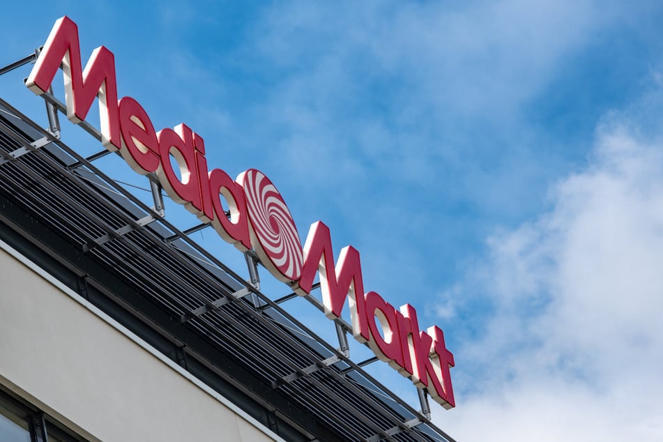 In vielen deutschen Städten werden Saturn-Filialen geschlossen und Media Markt zieht am selben Standort ein.