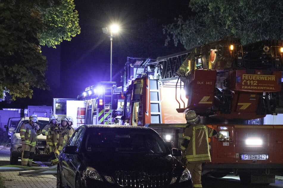 Die Feuerwehr wurde um kurz nach Mitternacht informiert und zu dem Wohnhaus gerufen.