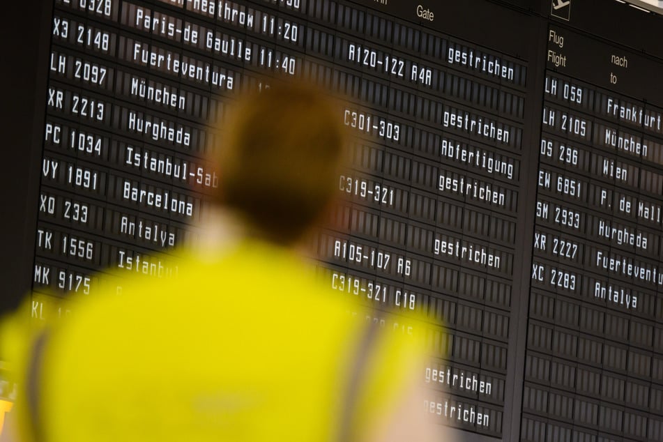 Keine Sicherheitskontrolle & Abflüge: Verdi-Streik legt Hamburger Flughafen lahm