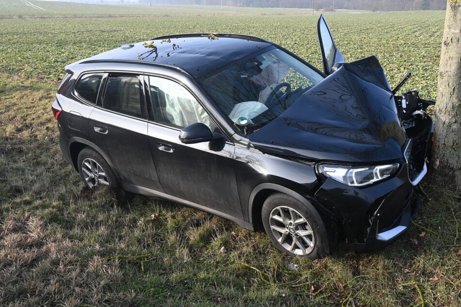 BMW kracht gegen Baum: Fahrerin erleidet schwere Verletzungen