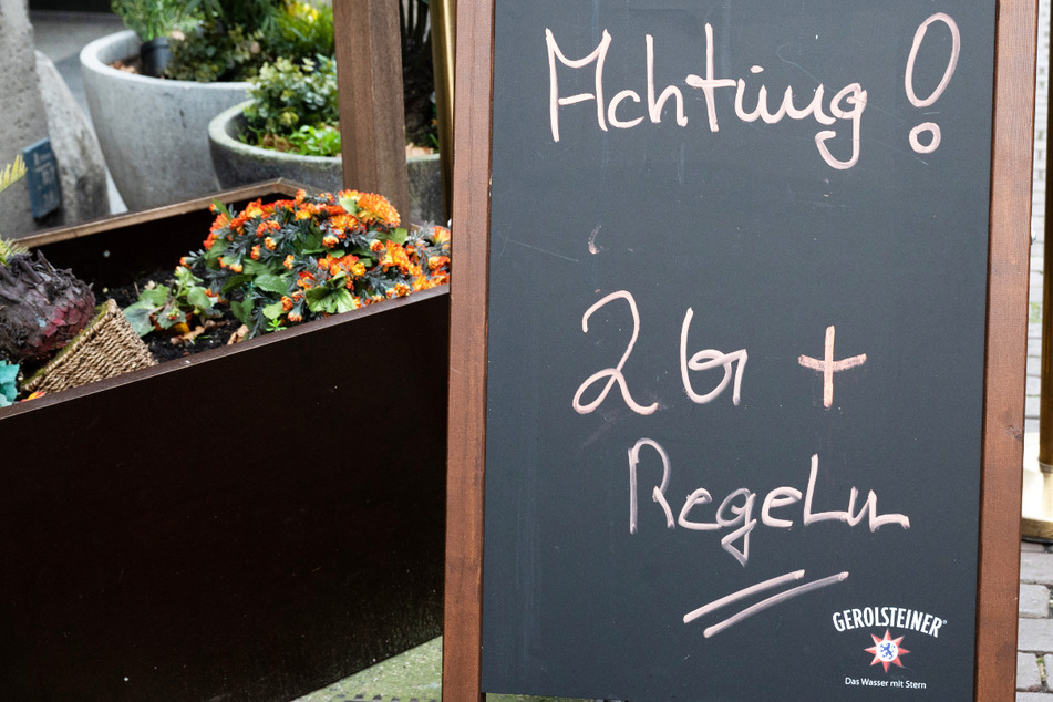 2G-plus-Regel für Restaurants, Cafés und Kneipen auch in Bayern? Im Freistaat soll erst die Sinnhaftigkeit überprüft werden. (Symbolbild)