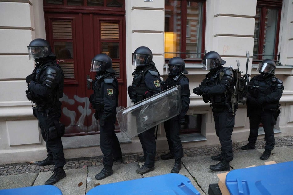 Die Einsatzkräfte verschafften sich Zutritt zu dem Gebäude.