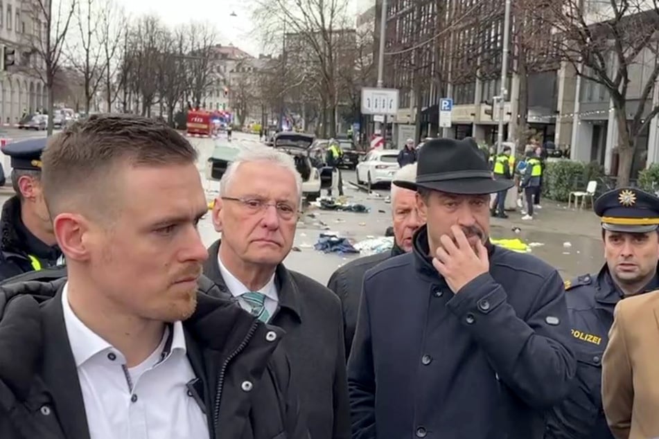 Bayerns Ministerpräsident Markus Söder (58, CSU, 2.v.r.), und Innenminister Joachim Herrmann (68, CSU, 2.v.l.) stehen am Einsatzort.