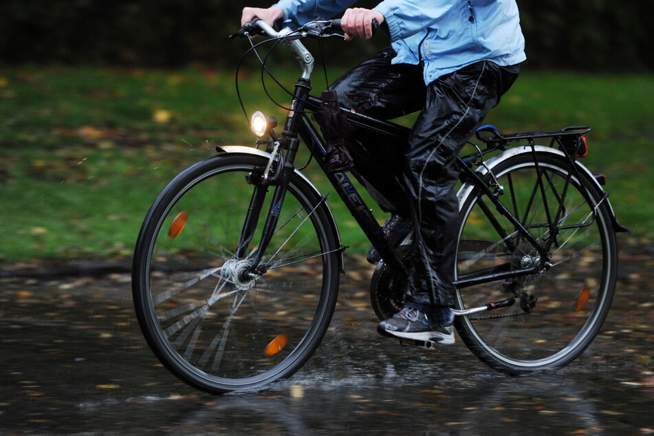 Ein Radfahrer war laut singend auf dem Weg nach Hause, als er sich bei einem Sturz verletzte. (Symbolbild)