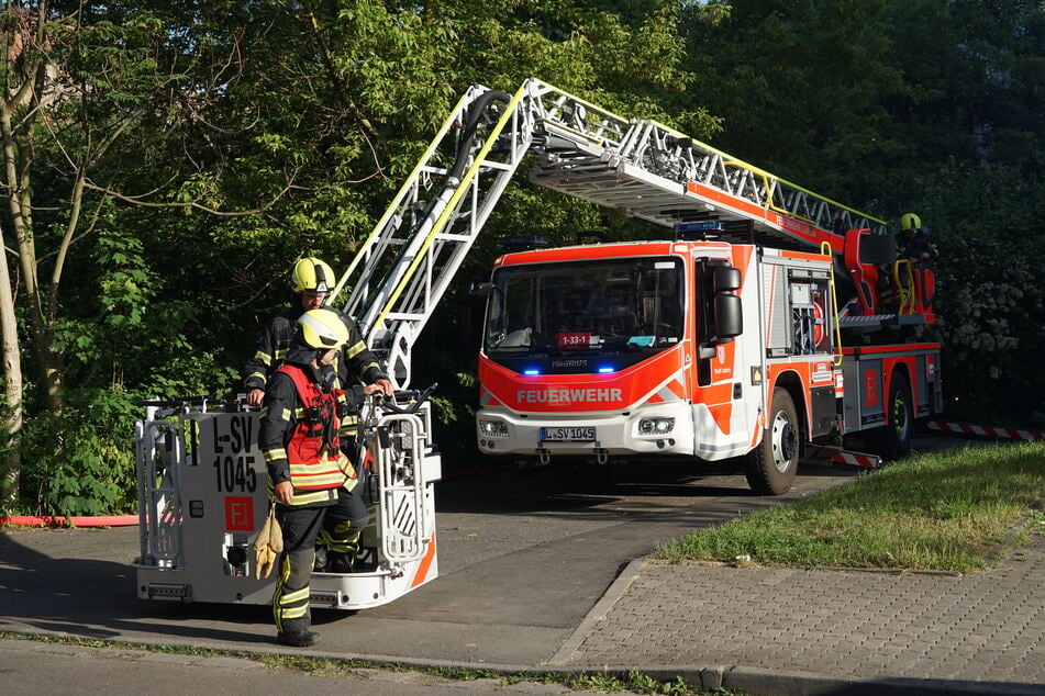 Unter anderem eine Drehleiter war im Einsatz.