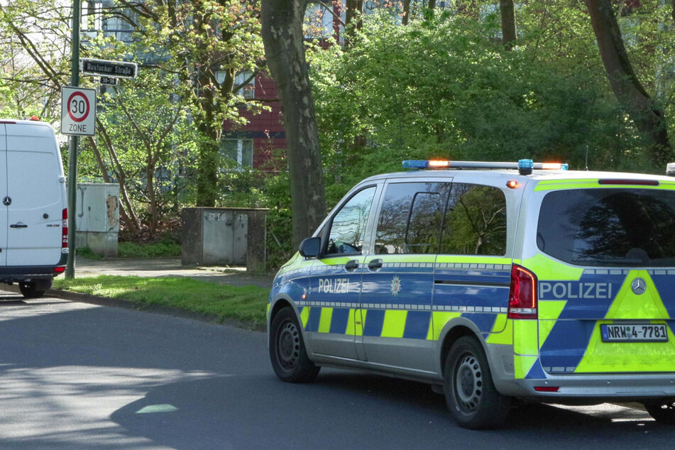 Die Polizei musste am Mittwochmorgen wegen eines blutigen Streits in der Rostocker Straße in Düsseldorf-Garath ausrücken.