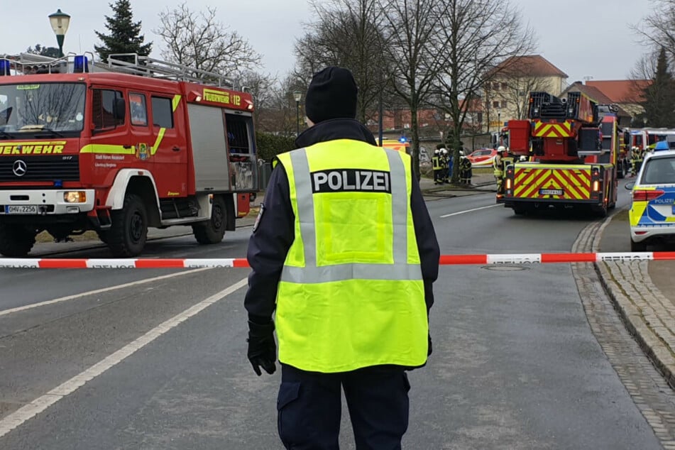 Polizisten riegeln die Straße ab.