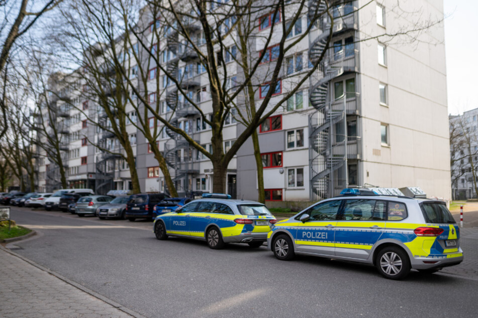 Nach Leichenfund in Wohnung: Polizei verhaftet mehrere Tatverdächtige
