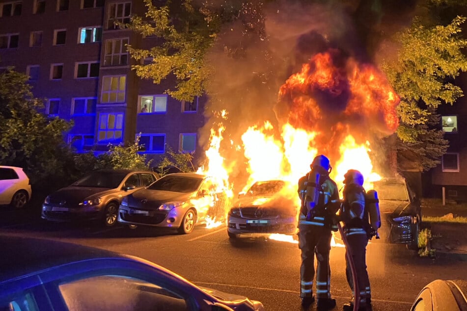 Dresden: Autobrand in Dresden-Reick: Brennender Kraftstoff bedroht Wohngebiet!