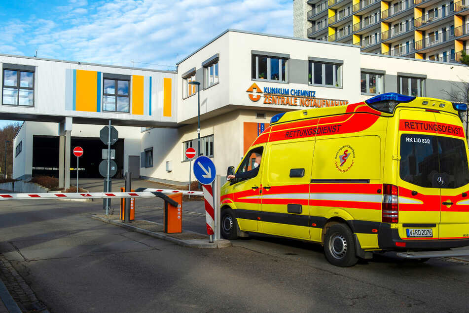 Im Klinikum Chemnitz waren am Freitagmorgen nur zwei Intensivbetten frei. Derweil steigt die Zahl der Corona-Patienten steil an.