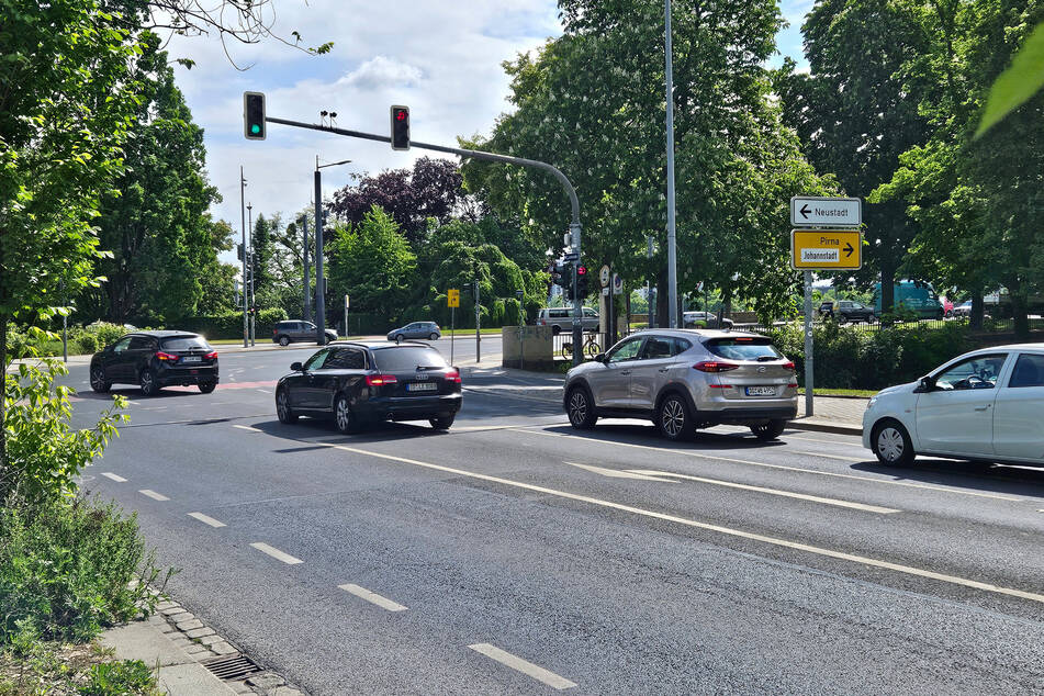Autofahrer dürfen künftig auf der Wigardstraße nicht mehr nach links in die Glacisstraße abbiegen, sondern werden wie bereits auf der rechten Fahrspur über die Albertbrücke geleitet.