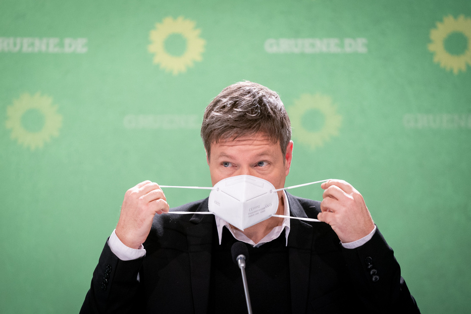 Robert Habeck ist der Bundesvorsitzende von Bündnis 90/Die Grünen und will in Deutschland mehr FFP2-Masken verteilen.