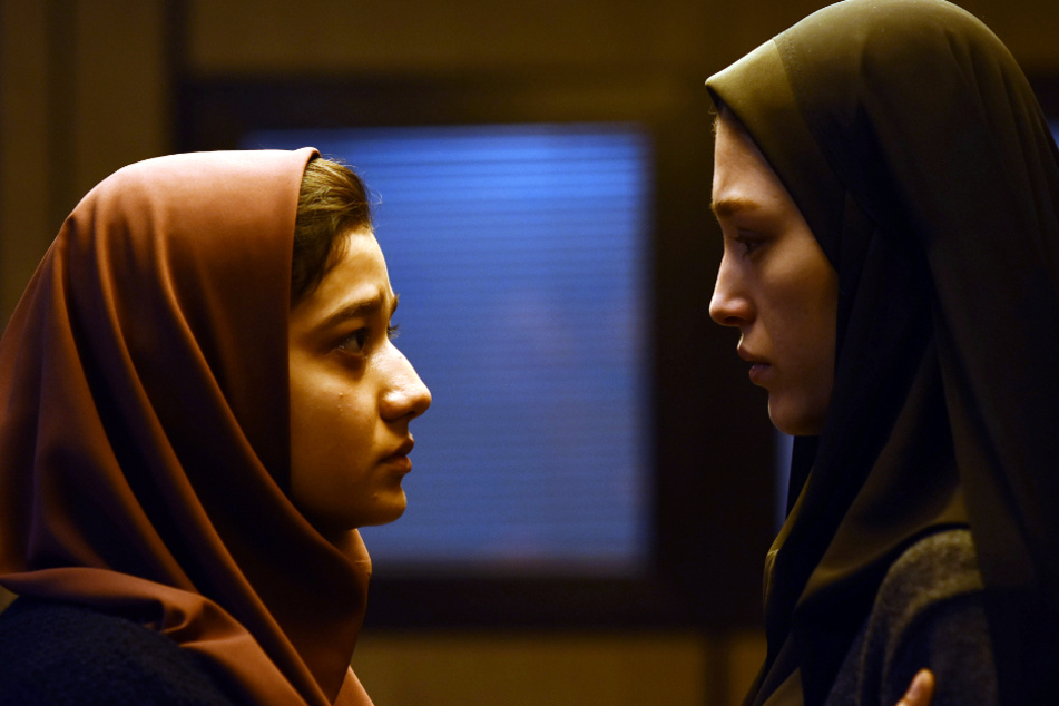 Maryam Komijani (l., Sadaf Asgari) erfährt von Anar (Fereshteh Hosseini) ein Geheimnis, das sie fassungslos macht.