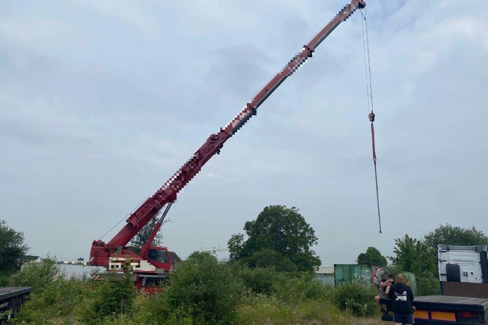 Ein Kölner (48) hatte sich für den unbefugten Abtransport der Container einen Kran und zwei Sattelschlepper gemietet.