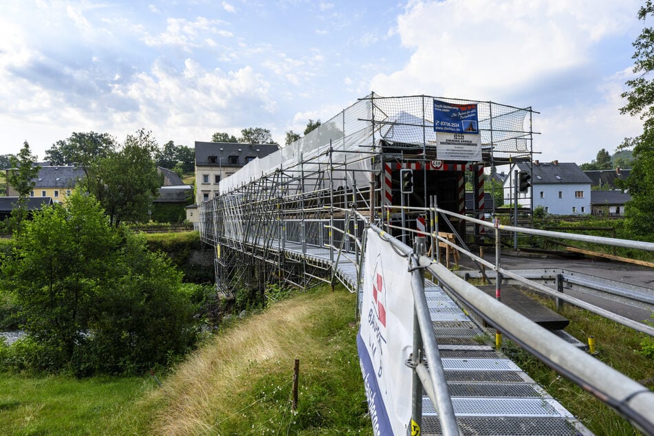 Neben der eingerüsteten Brücke führt für Fußgänger ein Ersatzweg über die Zschopau.