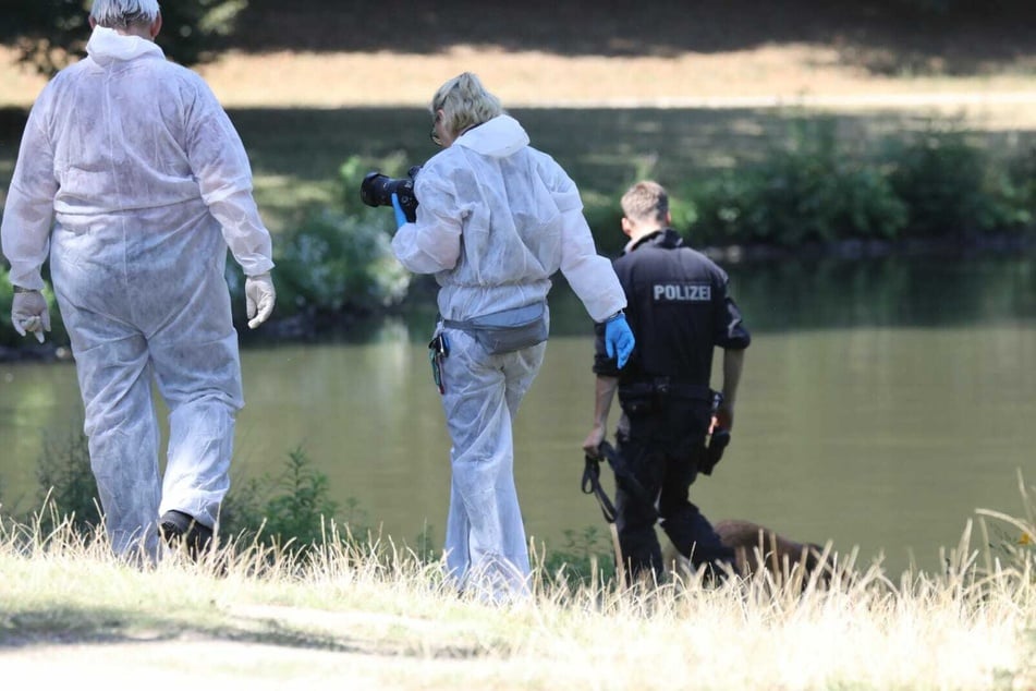 Polizei und Beamte der Spurensuche am Fundort im Clara-Zetkin-Park