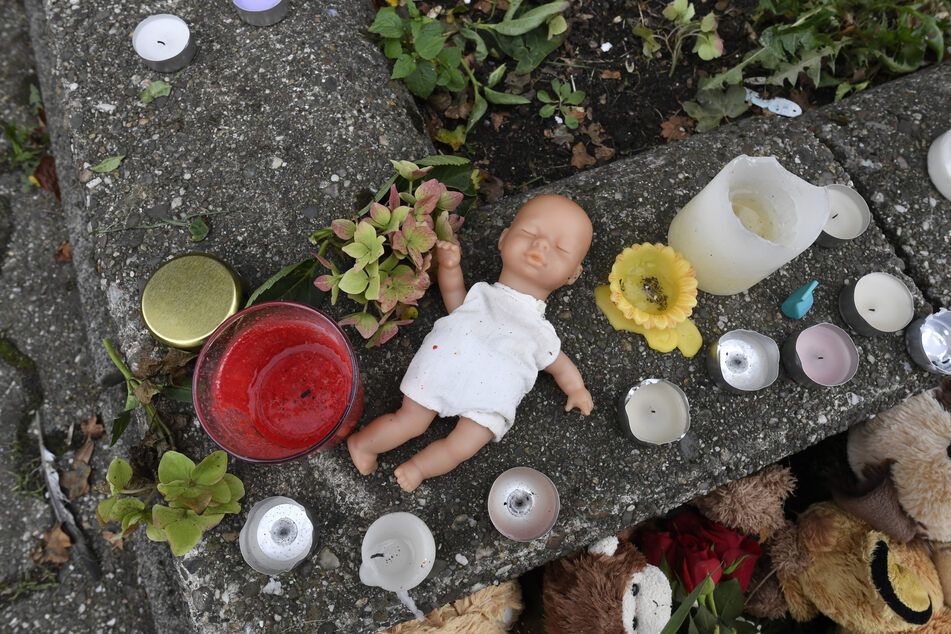 Ihre Trauer haben die Menschen mit einer Puppe und Kerzen vor dem Haus zum Ausdruck gebracht, in welchem die Polizei die fünf Kinder tot aufgefunden hat.