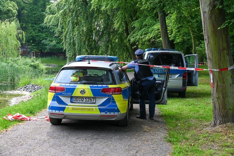 Die Polizei sperrte den Teich großräumig ab und war mit mehreren Einsatzfahrzeugen vor Ort.
