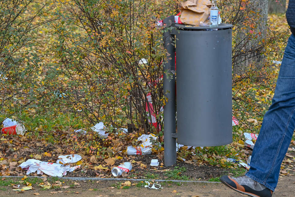 Zwei Jugendliche entdeckten in einem Park ein Neugeborenes in einem Mülleimer. (Symbolbild)