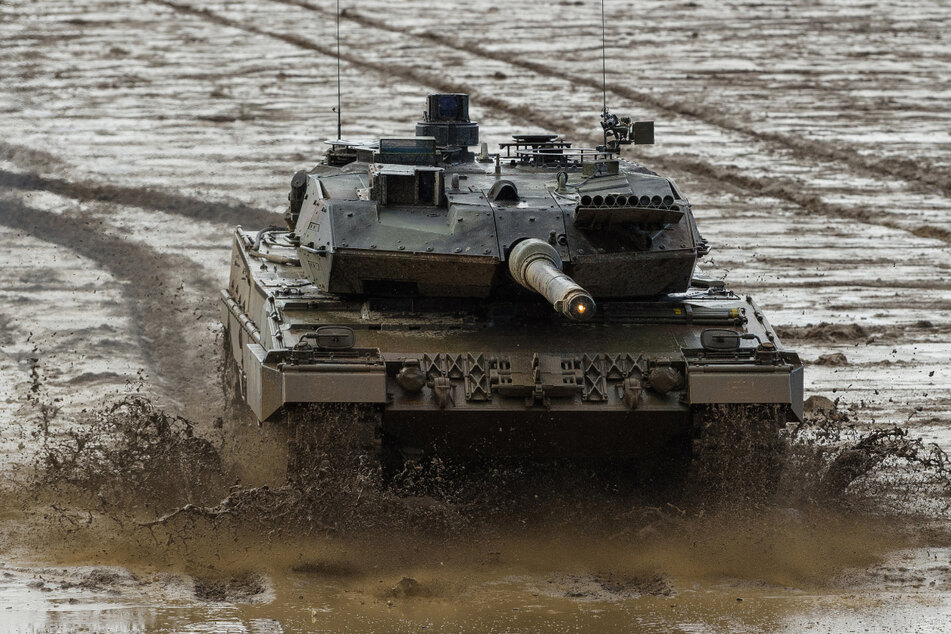 Ein Kampfpanzer der Bundeswehr vom Typ Leopard 2A6 fährt während einer Gefechtsvorführung über einen Übungsplatz.