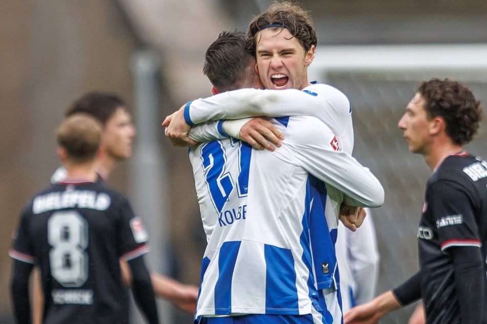 Linus Gechter (22, r.) feiert mit Niklas Kolbe (29) den nächsten Heimsieg.