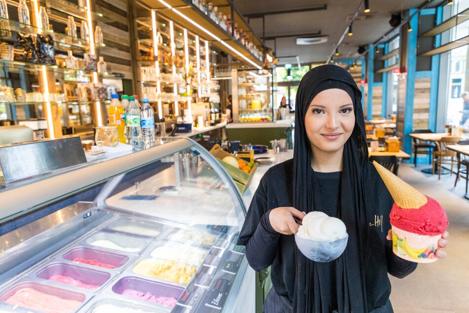 Natürlich gibt es auch das beliebte Terence-Hill-Eis - Basma (19) hält zwei Riesen-Portionen.