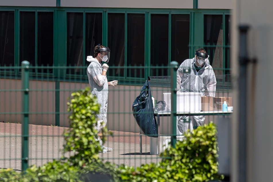 Auf dem Gelände vom Schlachthof Geestland Putenspezialitäten wird eine Teststation auf Corona eingerichtet.