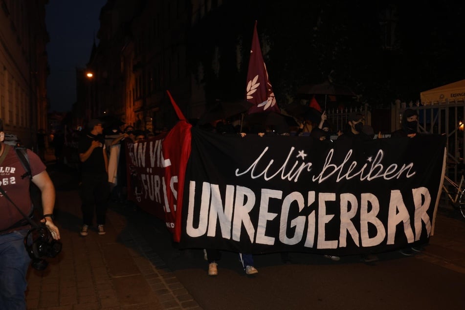 Unter dem Motto "Wir bleiben unregierbar!" zogen die Demonstranten durch Dresden.