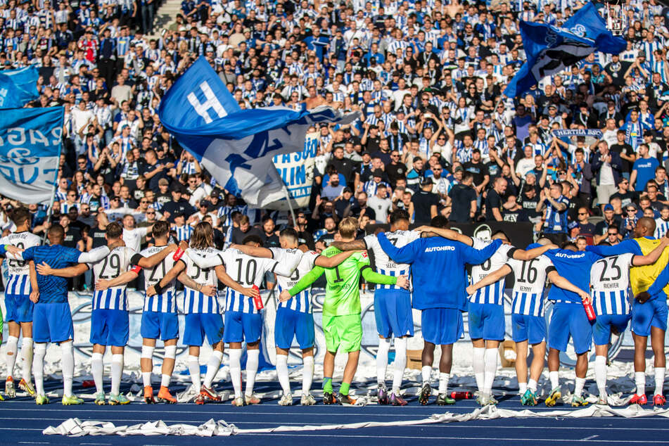 Geschlossenheit vor der Ostkurve! Hertha-Fans feierten den Punktgewinn und die starke Leistung ihrer Heimmannschaft fast wie ein Sieg.