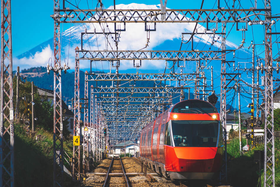 Der sogenannte Romancecar-Zug fährt von Tokio direkt zum Berg Fuji.