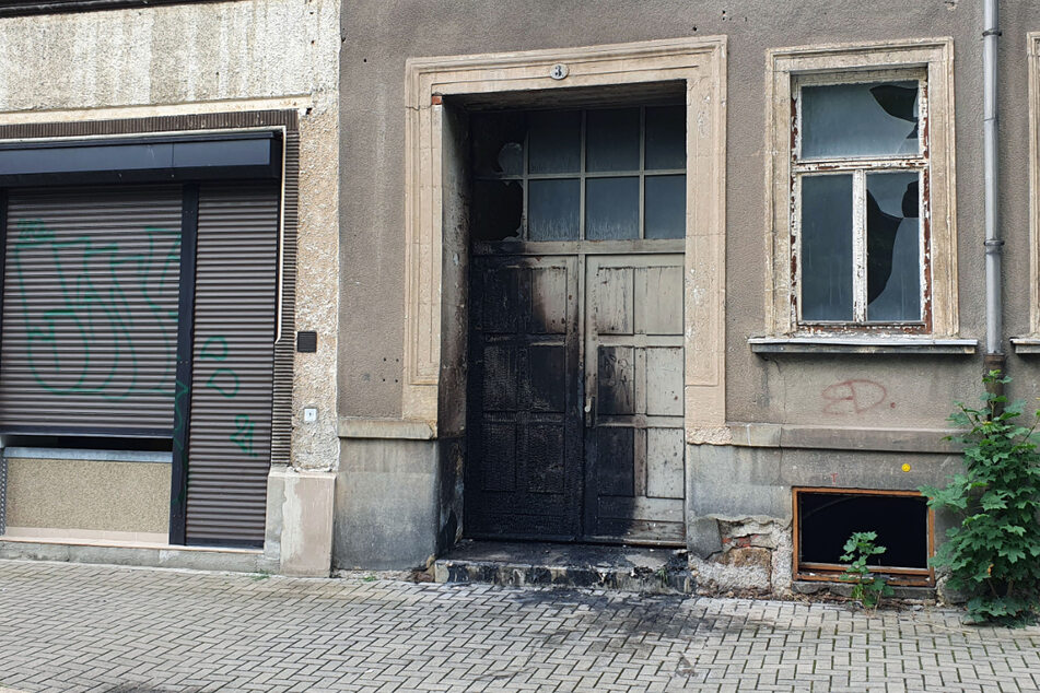 In der Apollostraße in Chemnitz haben Container gebrannt. Das Feuer griff auch auf ein Haus über.