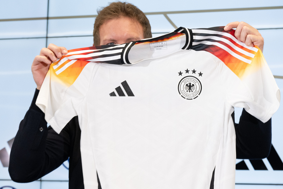 Bei der anstehenden Heim-EM läuft die deutsche Nationalmannschaft noch in Adidas-Trikots auf. 2027 ändert sich das.