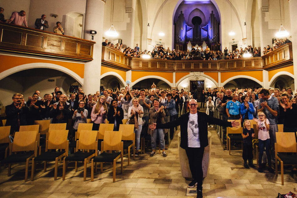 Mit Rolling Stones & David Bowie: Organist bringt Kirche in Sachsen zum Beben