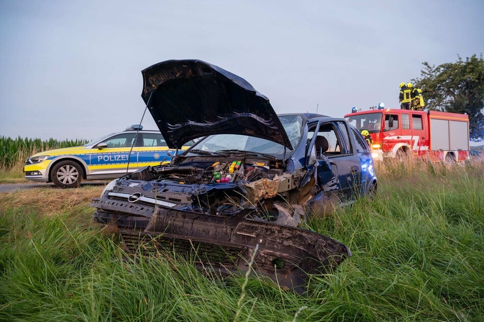 Der Fahrer eines Opel Corsas (23) wich am Mittwochabend auf der Kemnitzer Straße einem Fußgänger aus und landete kurze Zeit später in einem Feld.