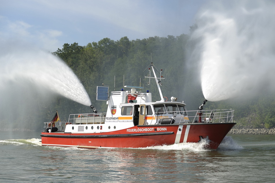Die Feuerwehr Bonn suchte mit 45 Kameraden nach dem gemeldeten Mann im Rhein. (Symbolbild)
