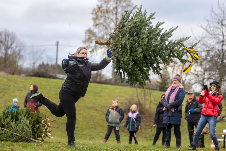 Kraft und Technik sind beim Weihnachtsbaumweitwurf gefragt.