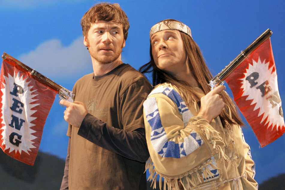 Comedian Michael "Bully" Herbig (l.) und Mathias Schlung als "Abahachi" posieren 2008 im Rahmen eines Fototermins zum Musical "Der Schuh des Manitu" auf der Bühne im Berliner Theater des Westens.