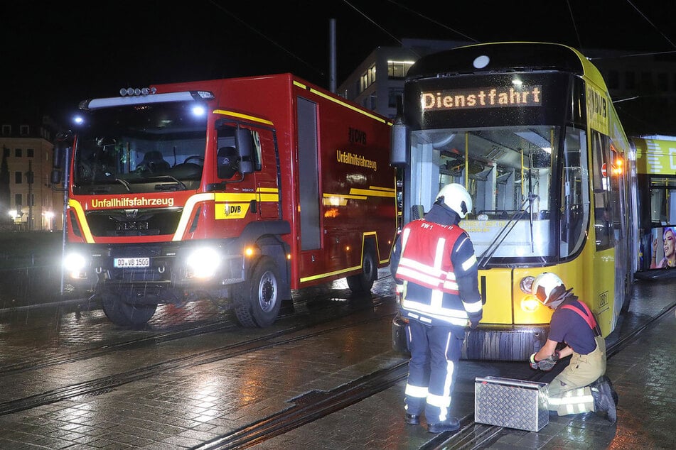 Dresden: Straßenbahn am Postplatz entgleist: Fremdkörper zwischen Gleisen die Ursache?