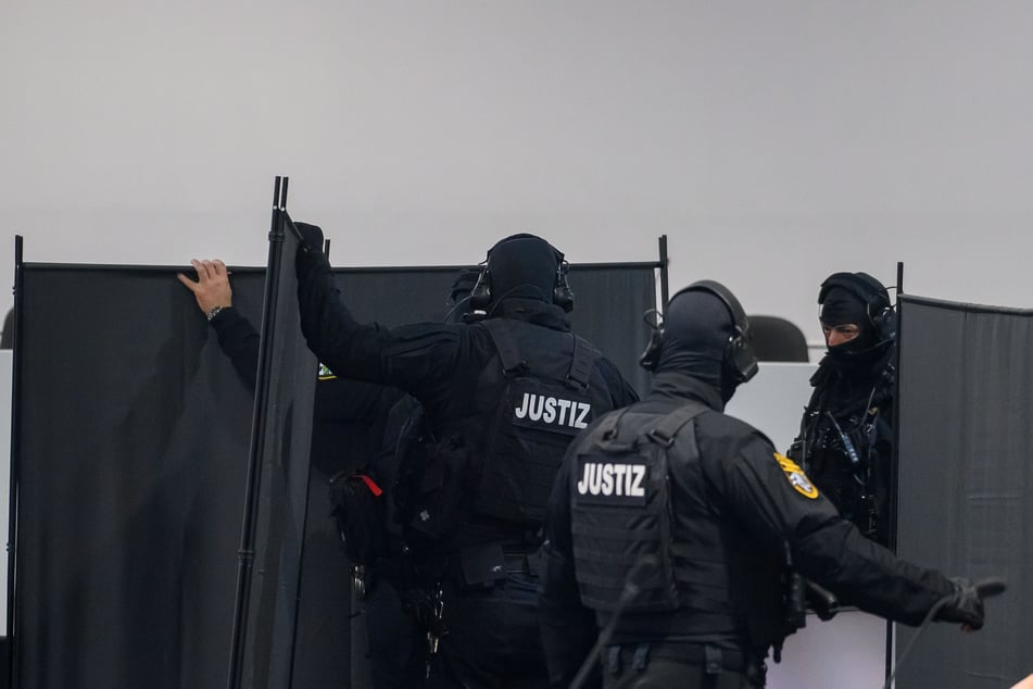 Der Prozess setzt erst am 15. Dezember fort.