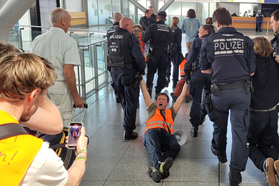 Aktivisten belagern Stuttgarter Flughafen: Polizei greift durch