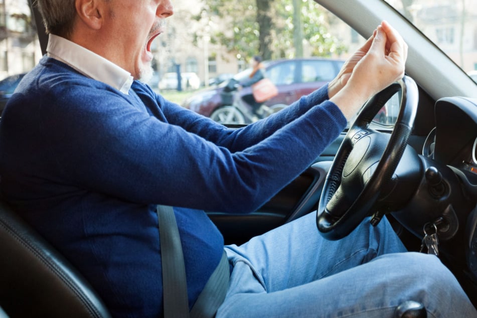 Einen Autofahrer in Oberfranken packte die Wut, als ein Anwohner ihn zum Langsamfahren aufforderte. (Symbolbild)