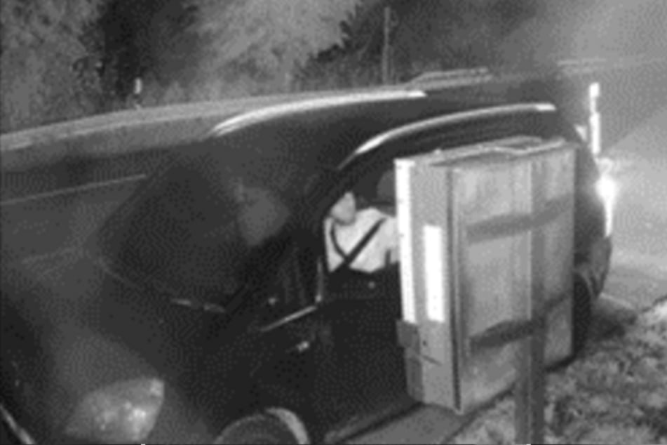 Wer erkennt das Auto oder die Täter? Die Polizei bittet um Hinweise.