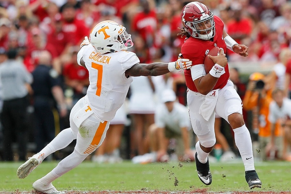Jalen Hurts of the Alabama Crimson Tide breaks a tackle by Rashaan Gaulden of the Tennessee Volunteers at Bryant-Denny Stadium.