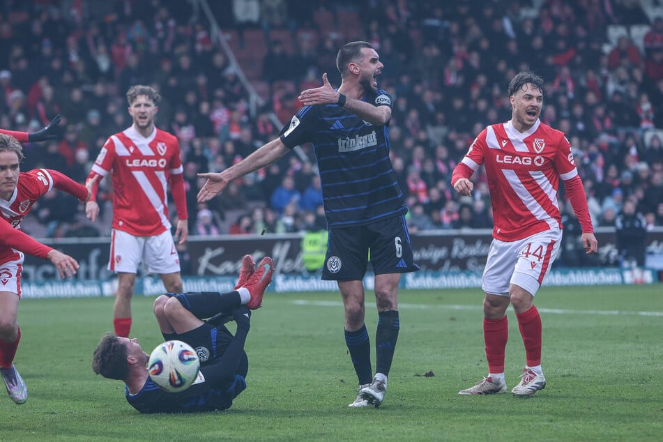 Elfmeter? Duisburgs Christian Viet (26) geht zu Boden, Cottbus' Lukas Michelbrink (20, linker Bildrand) sprintet aus der Situation weg.