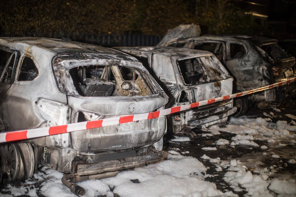 Hamburg: Auto von AfD-Politiker geht in Flammen auf! Linksextremisten bekennen sich