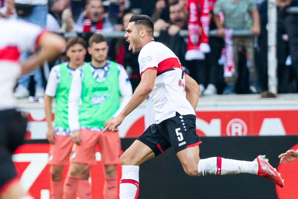 Nach unglaublichem Sololauf zum 2:0 setzt Konstantinos Mavropanos mit einem Jubellauf noch einen drauf.