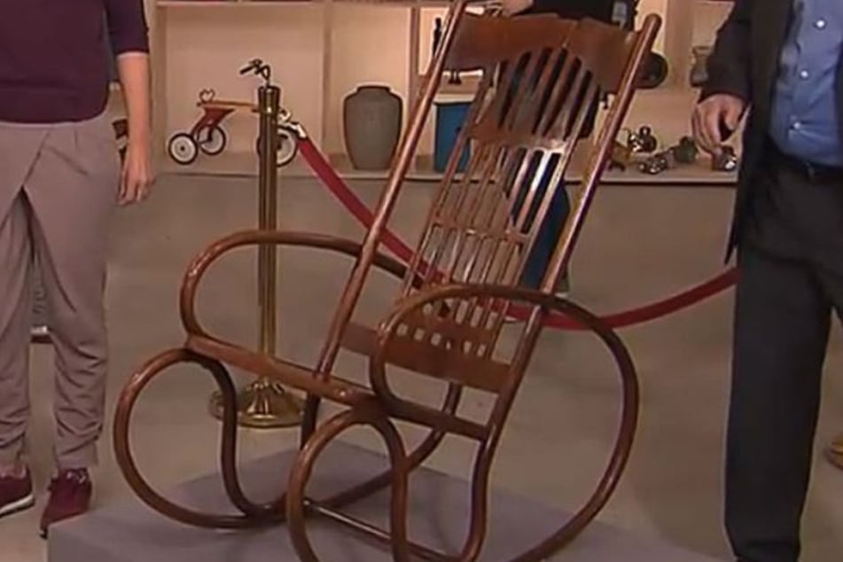 Dabei handelt es sich um einen Schaukelstuhl, der ein typisches Beispiel für den Wiener Jugendstil ist.