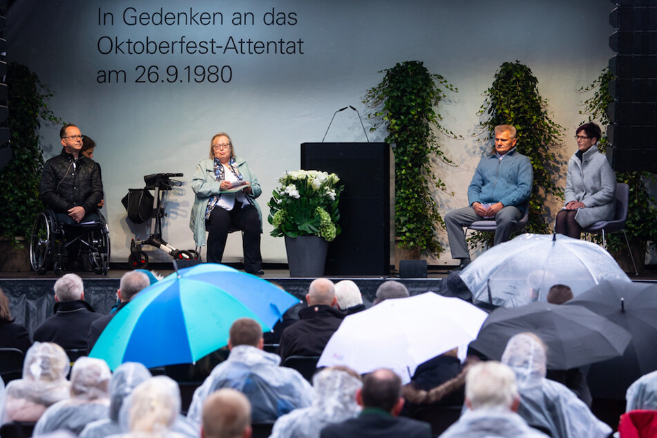 Dimitrios Lagkadinos, Renate Martinez, Robert Höckmayr und Gudrun Lang (v.l.n.r.), vier Überlebende des Attentats, nehmen an einer Gedenkfeier an der Theresienwiese teil.