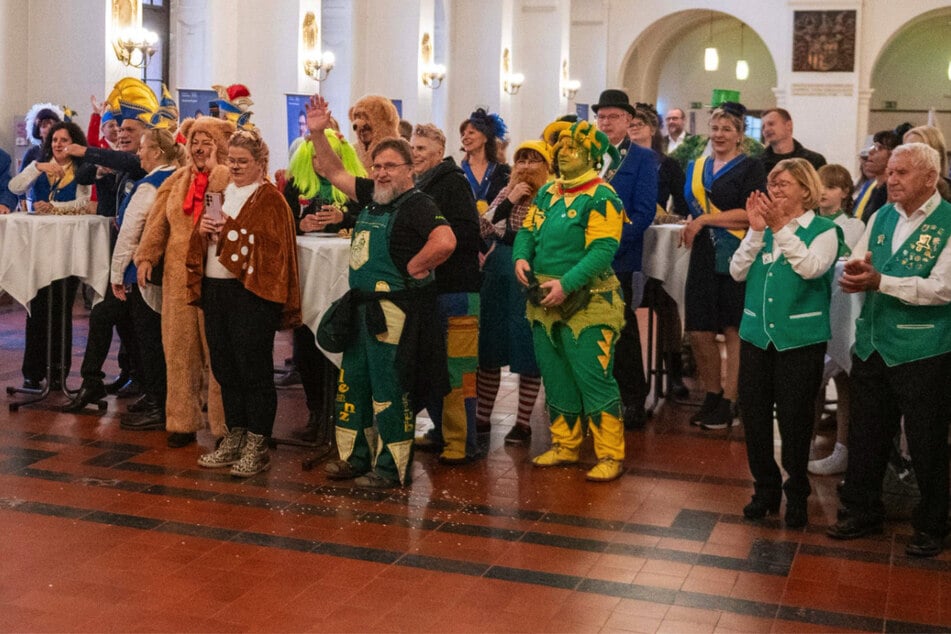 Leipzig: Die 5. Jahreszeit ist angebrochen: Karnevalisten übernehmen das Leipziger Rathaus!