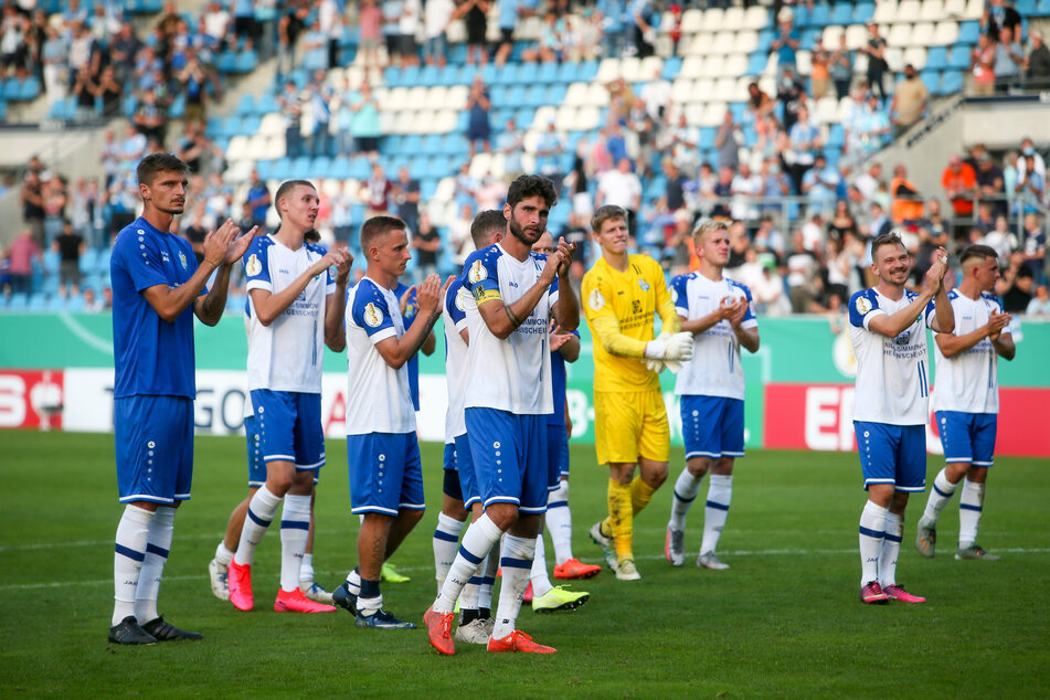 Raus mit Applaus! Die CFC-Spieler bedankten sich bei ihren Fans.